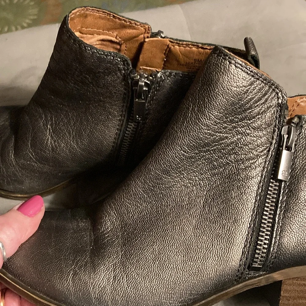 Bootie, LUCKY BRAND silver metallic leather , zippers on both sides of boot - Picture 7 of 8